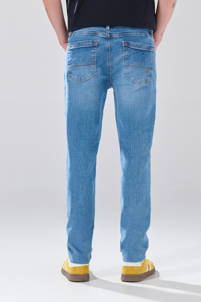Jean skinny infaltables tiro bajo azul medio con desgastes
