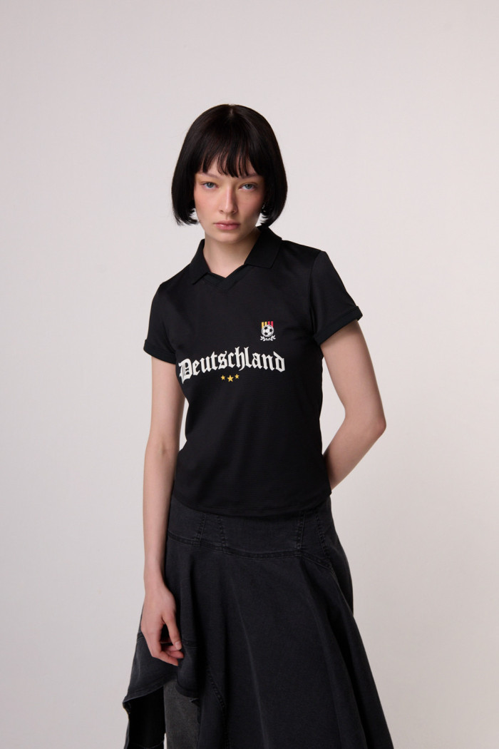 Camiseta cuello polo negra con arte college de Fan Edition
