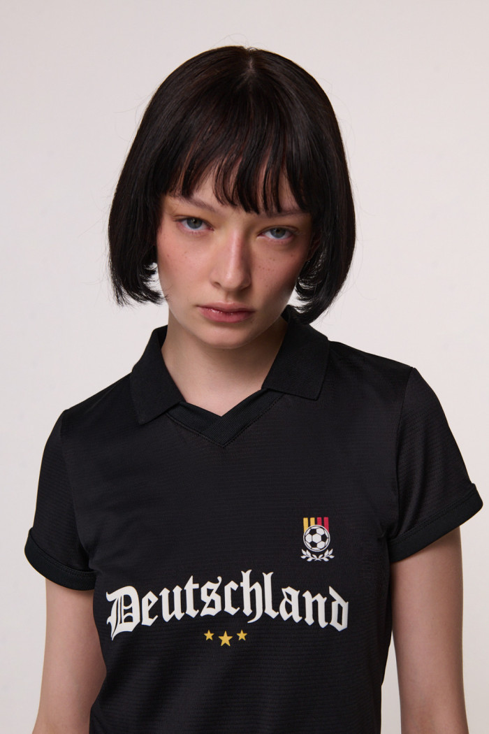 Camiseta cuello polo negra con arte college de Fan Edition
