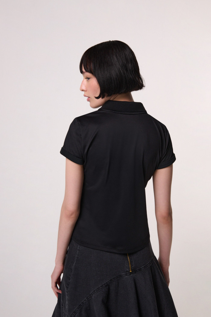 Camiseta cuello polo negra con arte college de Fan Edition
