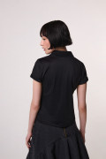 Camiseta cuello polo negra con arte college de Fan Edition
