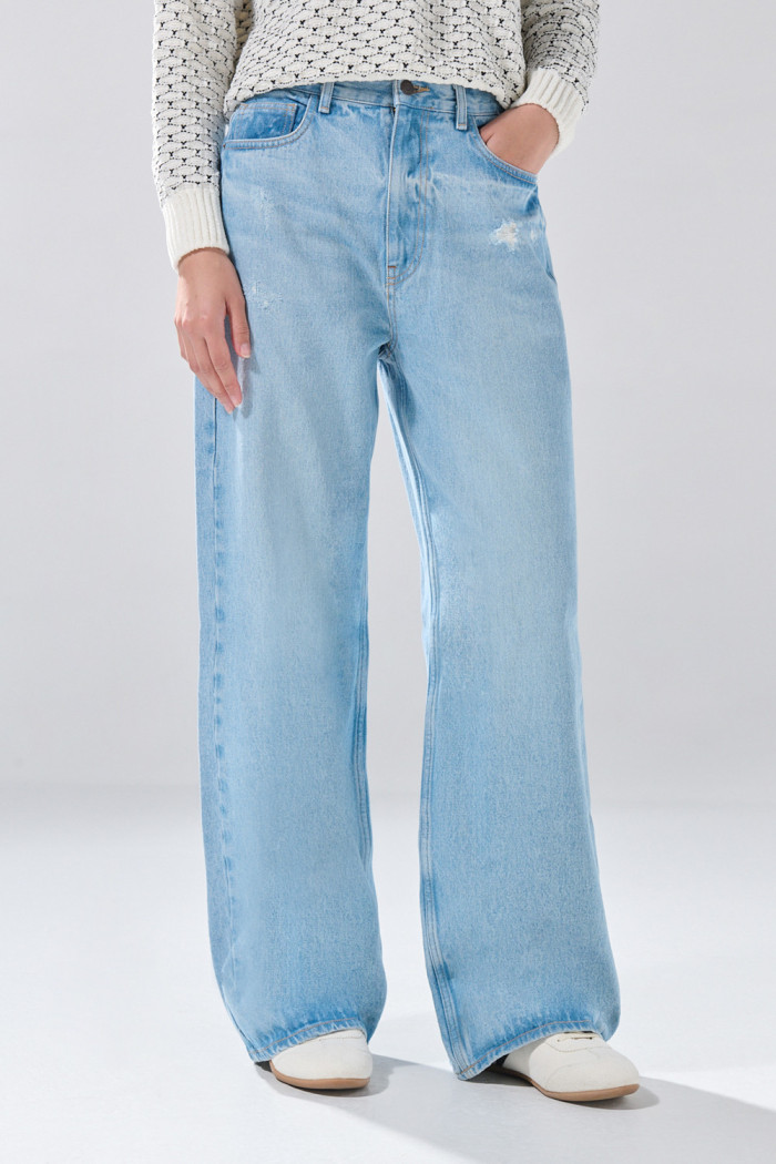Jean azul claro baggy infaltables tiro medio con bota ancha
