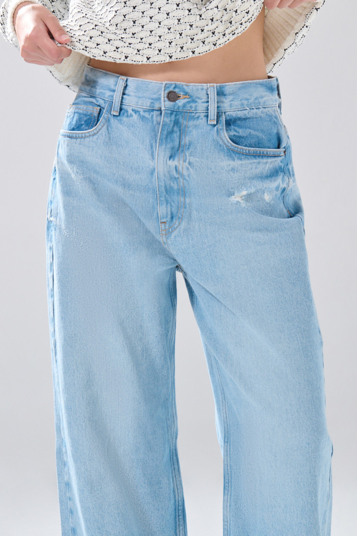 Jean azul claro baggy infaltables tiro medio con bota ancha
