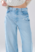 Jean azul claro baggy infaltables tiro medio con bota ancha
