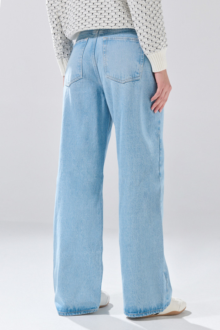 Jean azul claro baggy infaltables tiro medio con bota ancha
