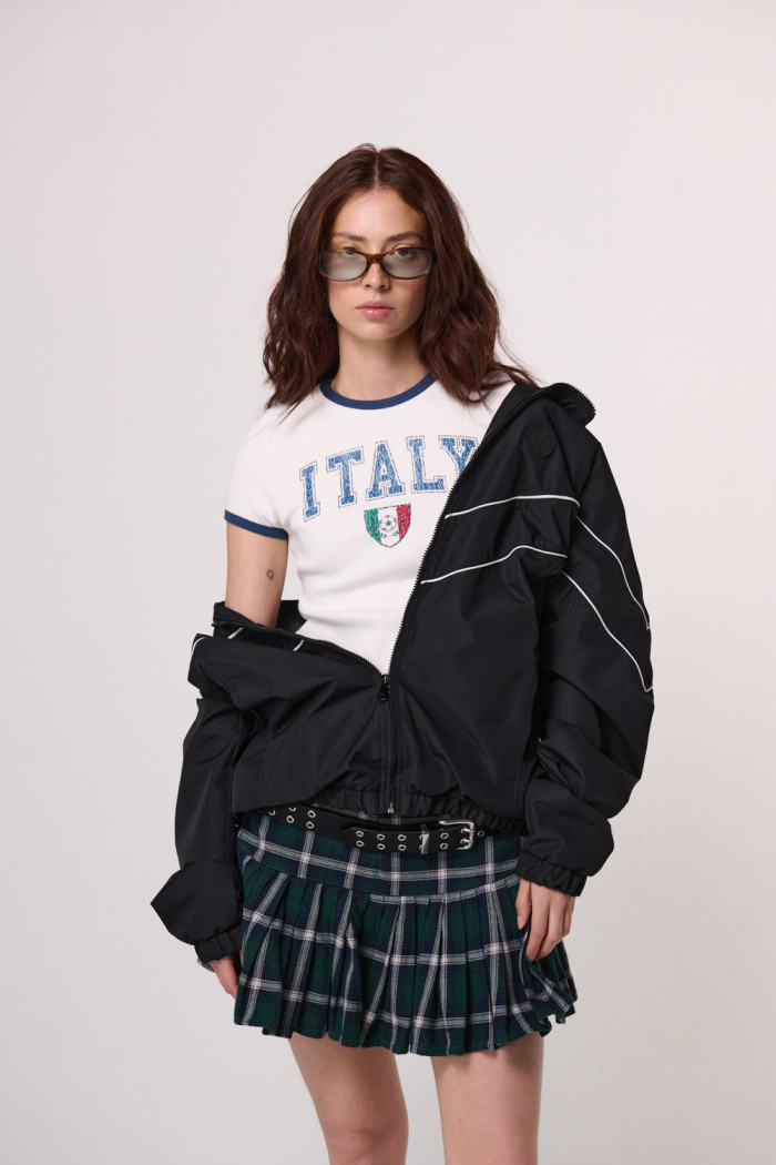 Camiseta crema con manga corta college de Fan Edition
