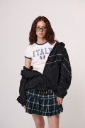 Camiseta crema con manga corta college de Fan Edition

