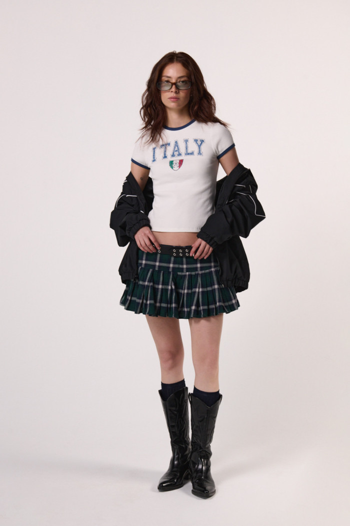 Camiseta crema con manga corta college de Fan Edition
