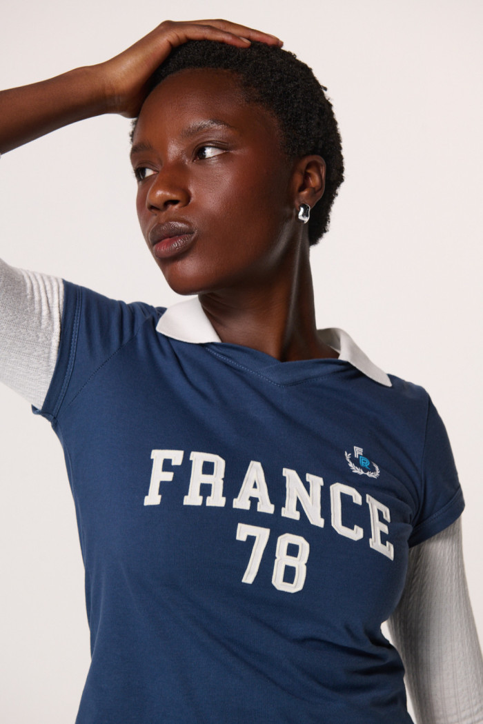 Camiseta azul oscura con cuello polo college de Fan Edition
