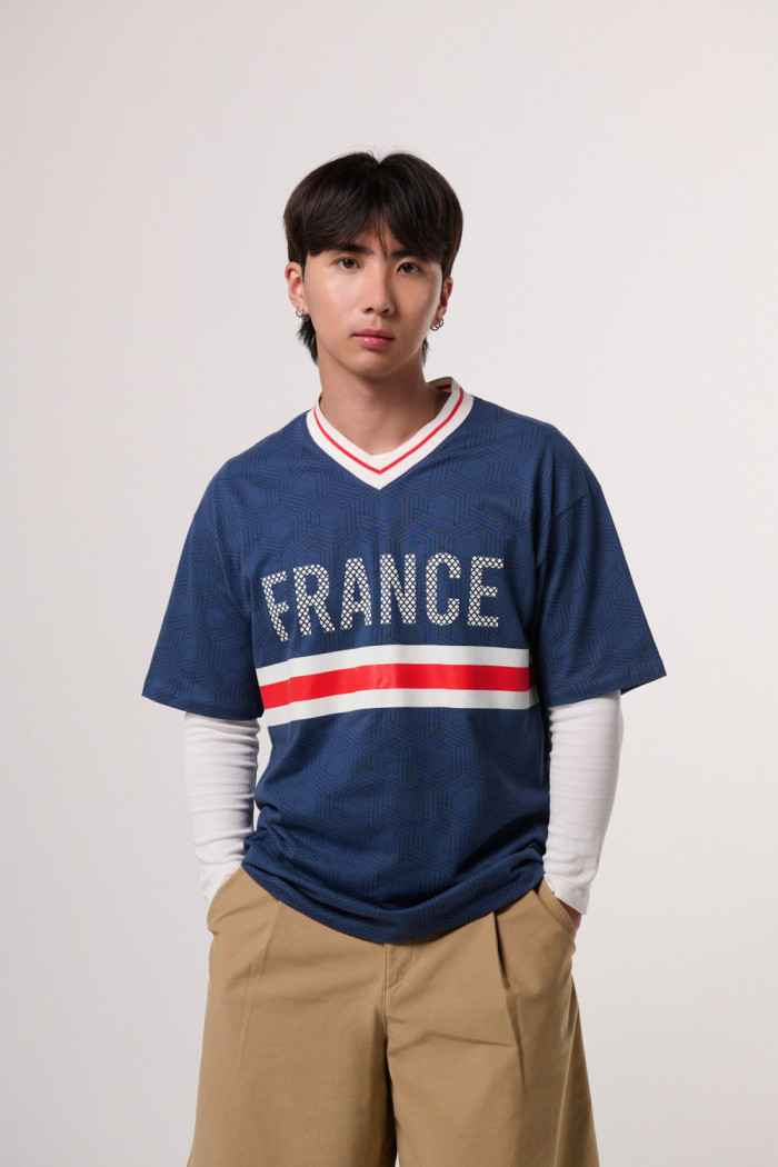 Camiseta azul con arte college de Fan Edition y cuello V
