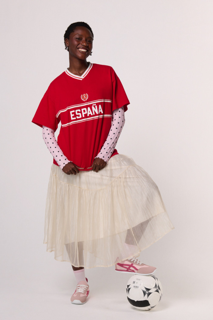 Camiseta cuello V oversize roja college de Fan Edition

