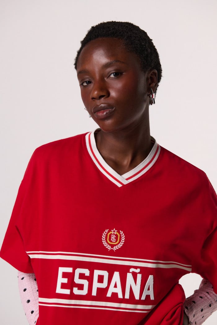 Camiseta cuello V oversize roja college de Fan Edition
