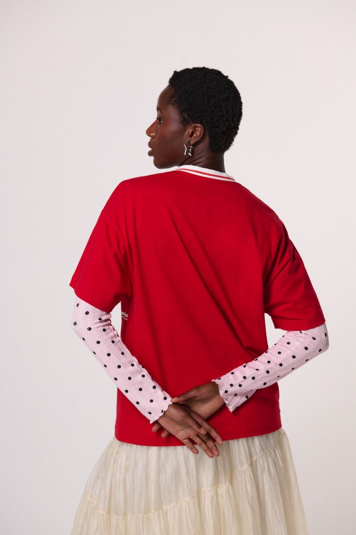 Camiseta cuello V oversize roja college de Fan Edition
