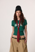 Camiseta cuello polo verde con arte college de Fan Edition
