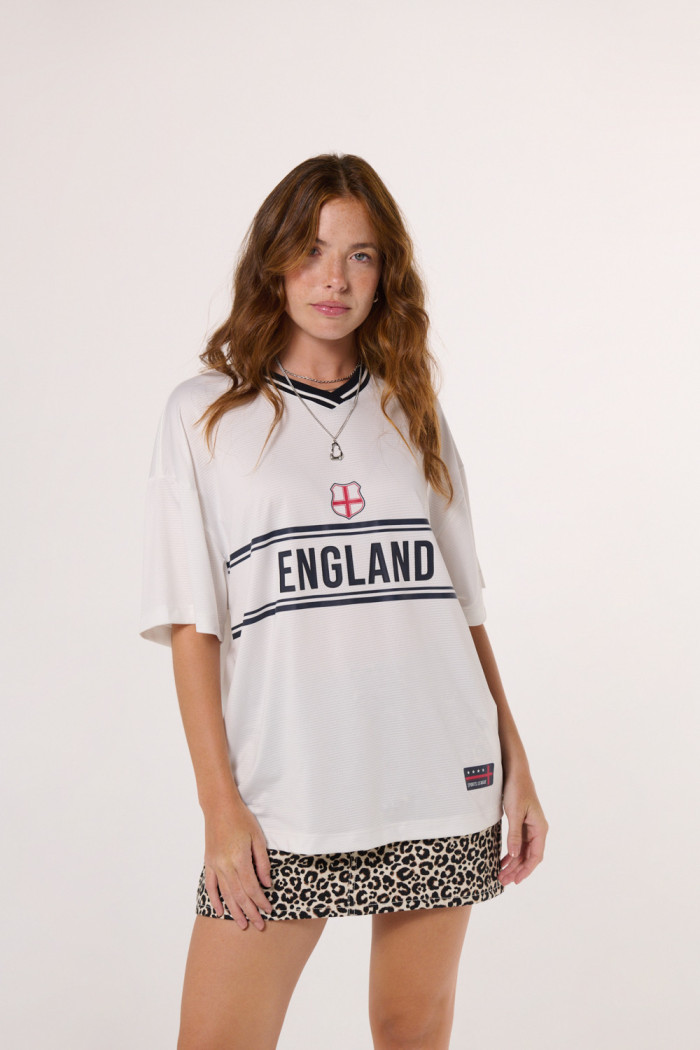 Camiseta cuello V crema oversize college de Fan Edition
