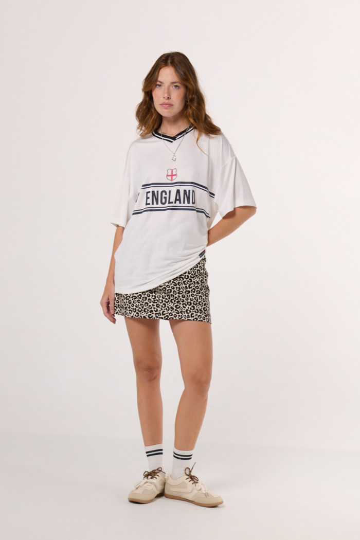 Camiseta cuello V crema oversize college de Fan Edition
