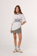 Camiseta cuello V crema oversize college de Fan Edition
