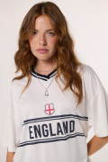 Camiseta cuello V crema oversize college de Fan Edition
