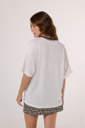 Camiseta cuello V crema oversize college de Fan Edition
