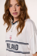 Camiseta cuello V crema oversize college de Fan Edition
