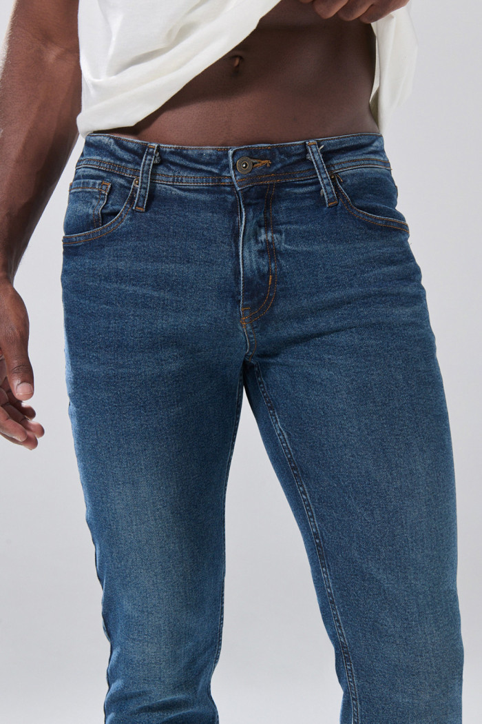 Jean slim infaltables azul oscuro tiro bajo con cremallera
