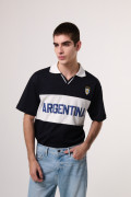 Camiseta cuello polo azul intensa college de Fan Edition
