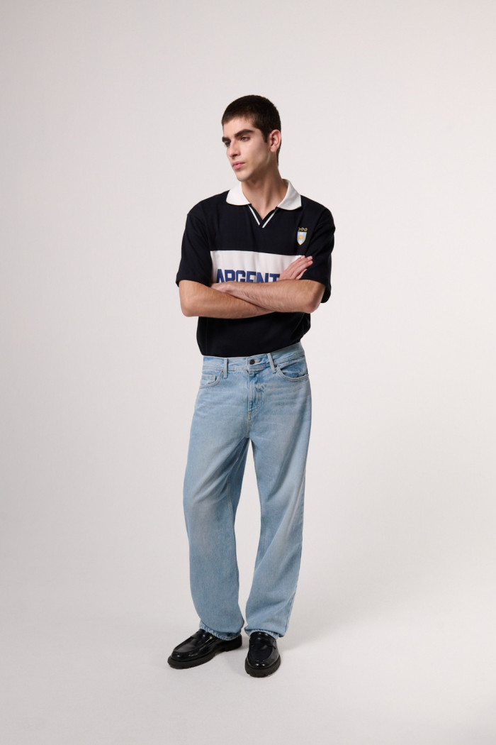 Camiseta cuello polo azul intensa college de Fan Edition
