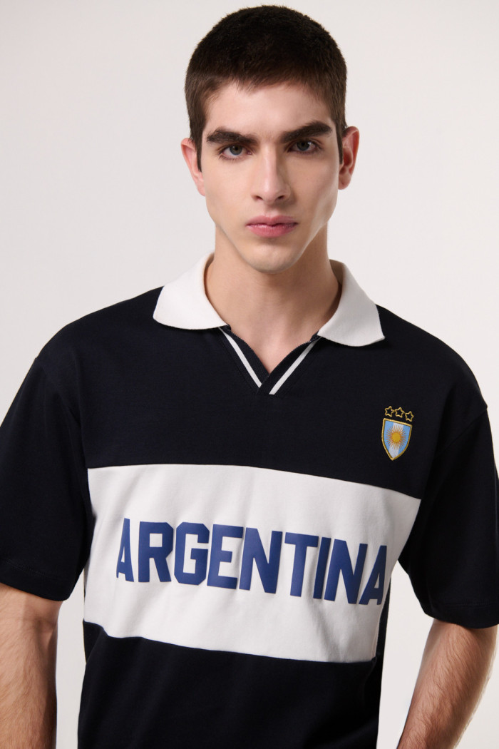 Camiseta cuello polo azul intensa college de Fan Edition
