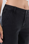 Bermuda gris intensa de jean jort con tiro medio
