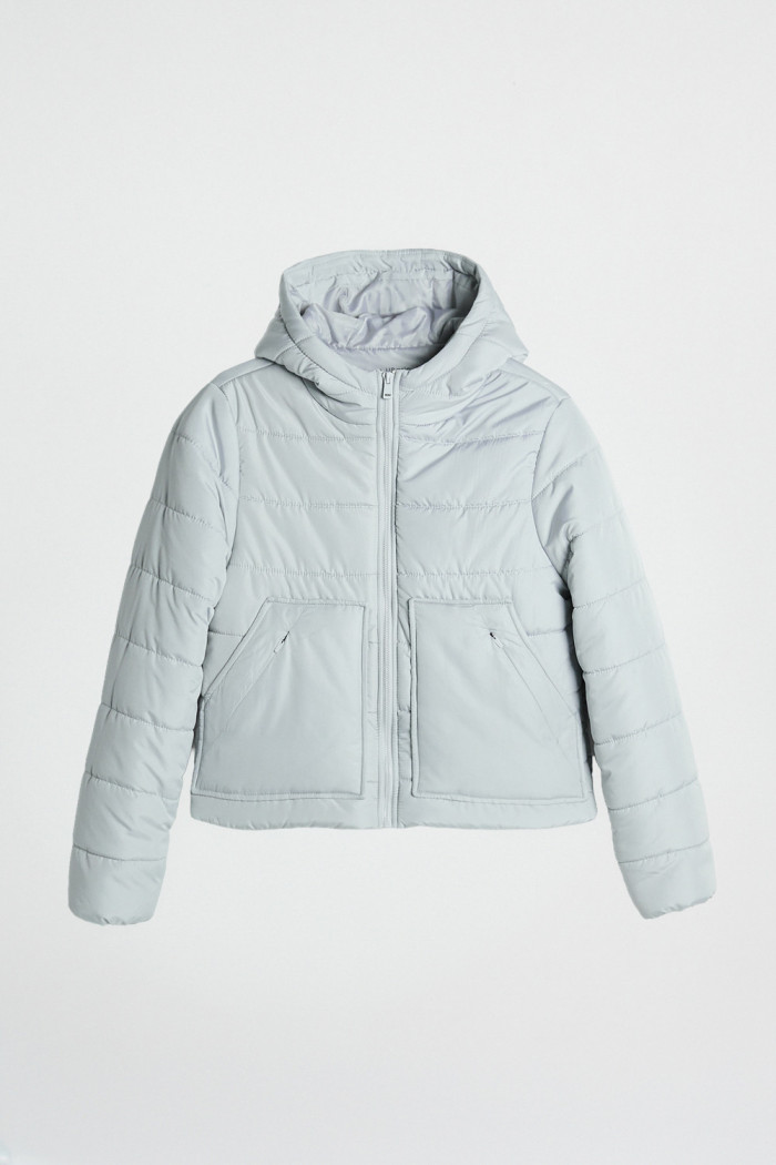 Chaqueta acolchada gris clara con capota y bolsillos