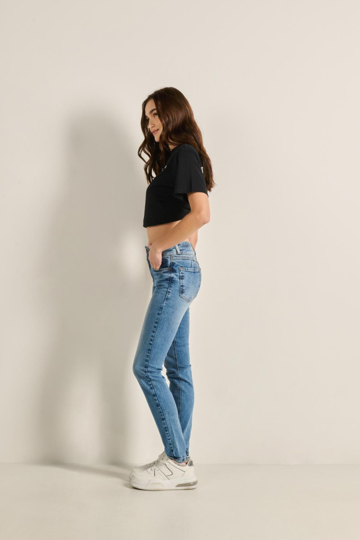 Jean azul claro push up con desgastes y tiro alto