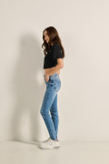Jean azul claro push up con desgastes y tiro alto