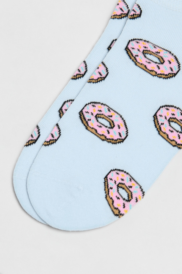 Medias azules claras tobilleras con diseños de donuts
