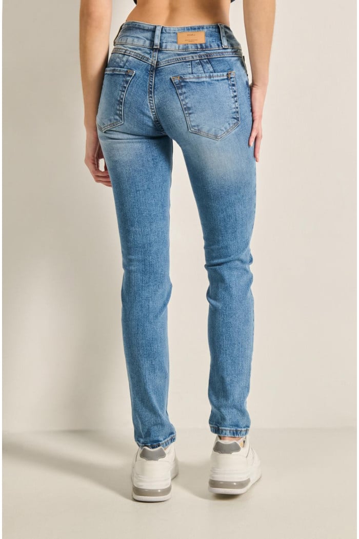 Jean azul claro push up con desgastes y tiro alto