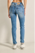 Jean azul claro push up con desgastes y tiro alto