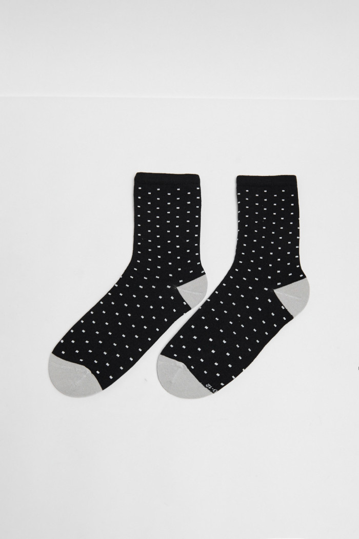 Medias largas negras con contrastes y diseños de puntos
