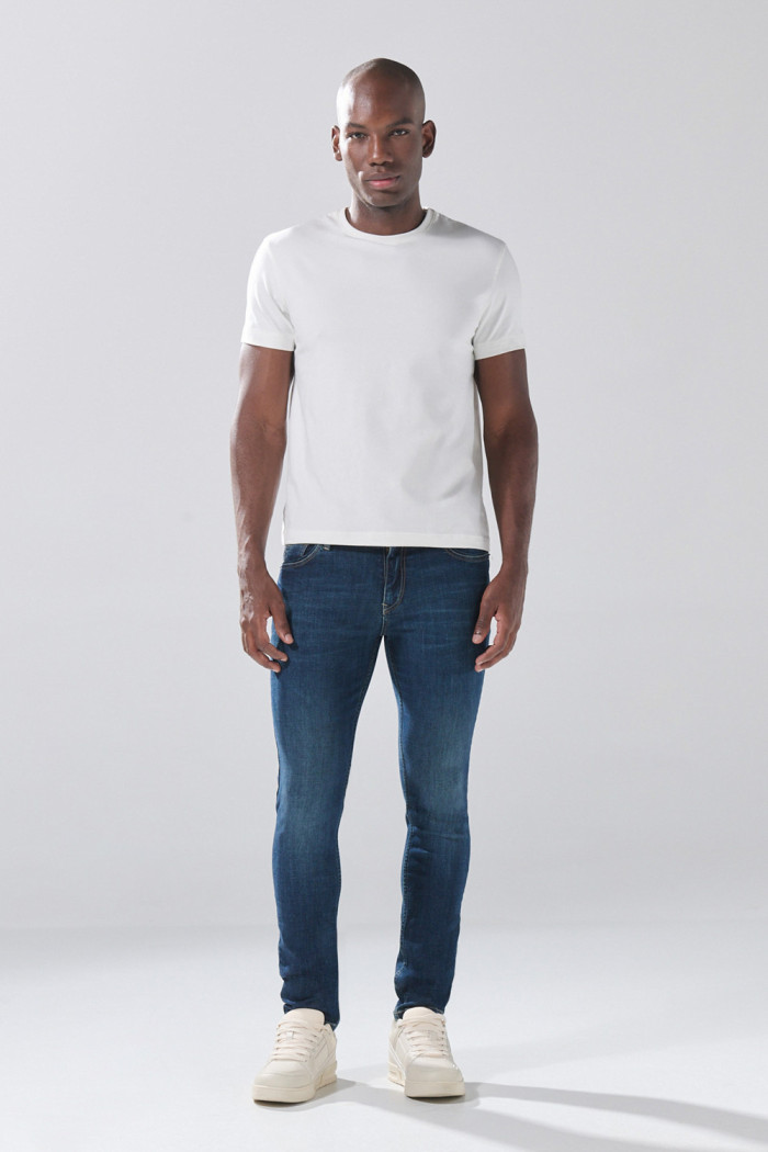 Jean azul oscuro skinny infaltables con tiro bajo y bolsillos
