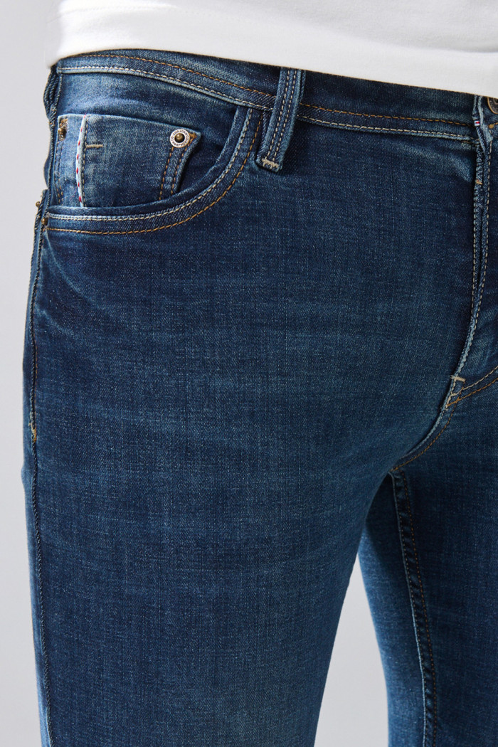 Jean azul oscuro skinny infaltables con tiro bajo y bolsillos
