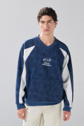 Buzo cuello V oversize azul con arte college de Fan Edition
