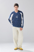 Buzo cuello V oversize azul con arte college de Fan Edition

