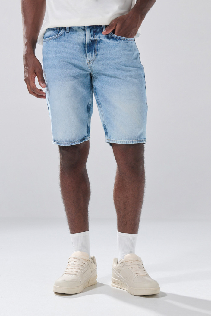 Bermuda azul clara de jean slim infaltables con tiro bajo
