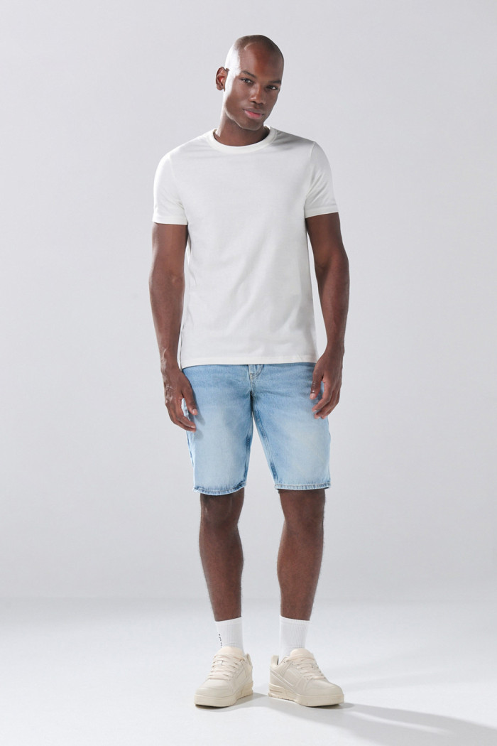 Bermuda azul clara de jean slim infaltables con tiro bajo
