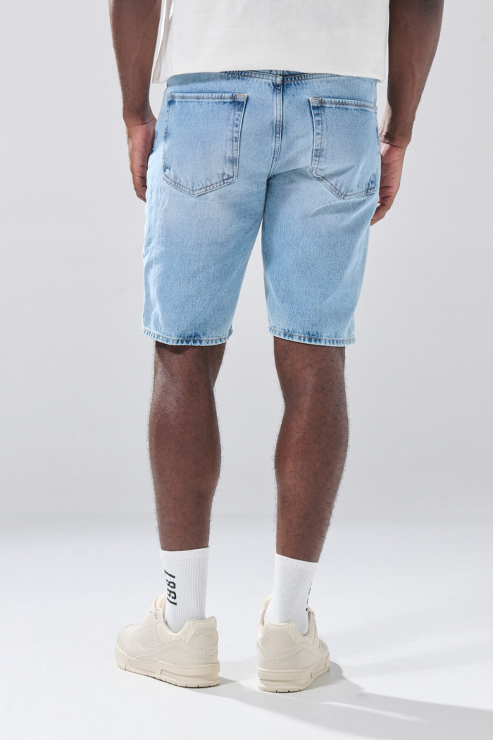 Bermuda azul clara de jean slim infaltables con tiro bajo
