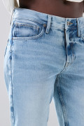 Bermuda azul clara de jean slim infaltables con tiro bajo
