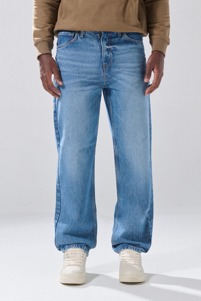 Jean azul baggy infaltables con tiro medio y bota ancha
