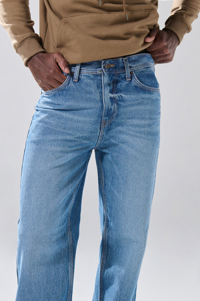Jean azul baggy infaltables con tiro medio y bota ancha
