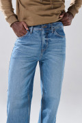 Jean azul baggy infaltables con tiro medio y bota ancha
