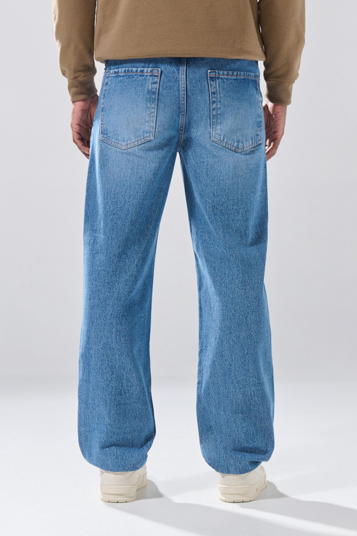 Jean azul baggy infaltables con tiro medio y bota ancha
