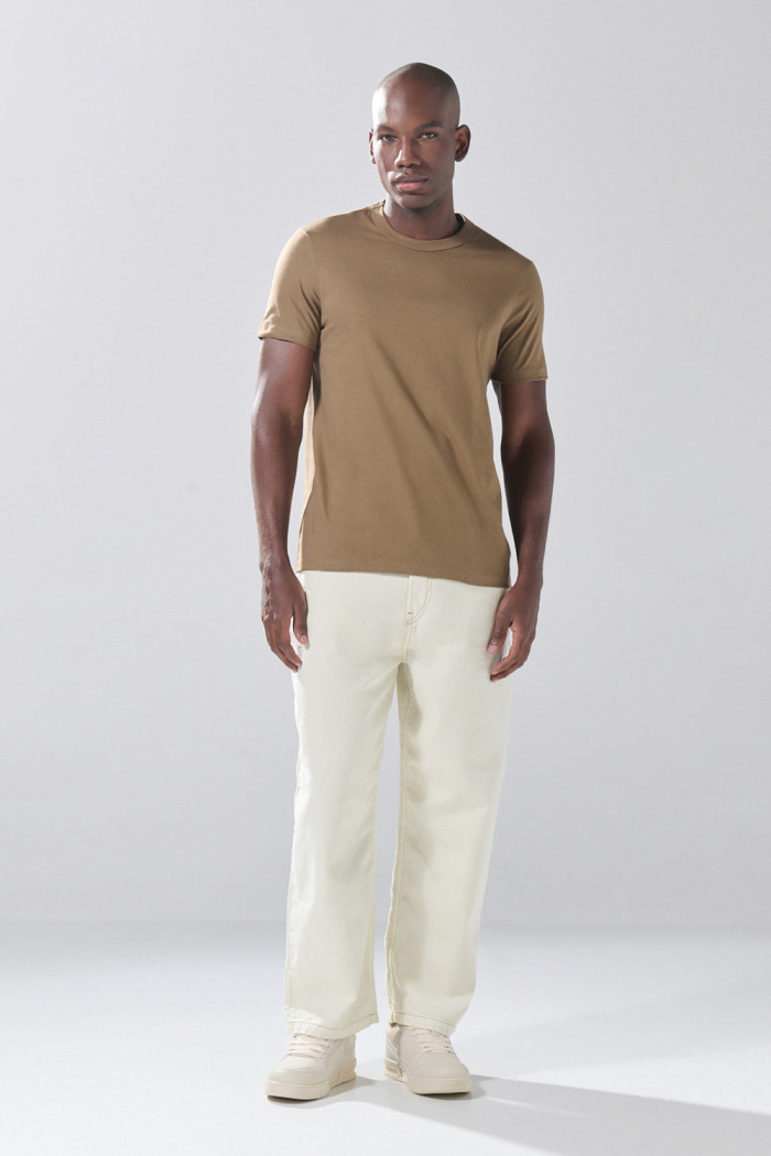 Jean kaki claro barrel con bota recta y tiro medio
