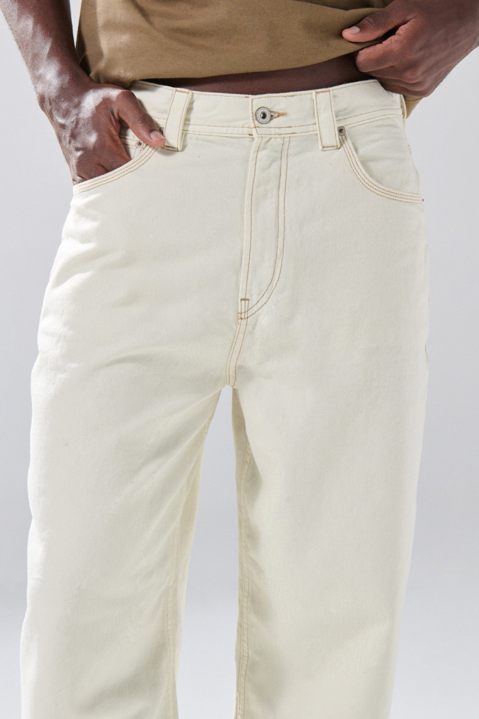 Jean kaki claro barrel con bota recta y tiro medio
